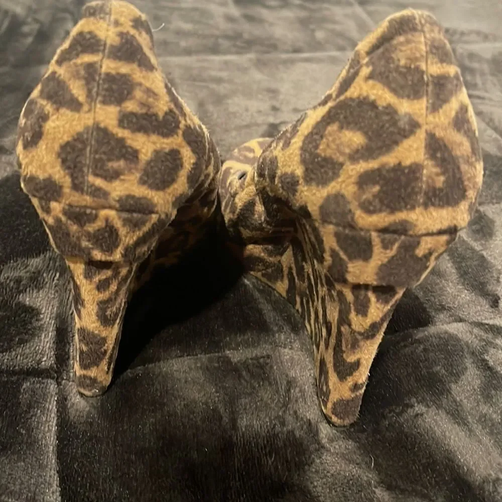 Vera Wang lavender wedge leopard/cheetah heels suede fabric size 6 1/2